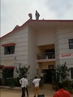 K'taka: Woman tries to jump off police station building, saved | K'taka: Woman tries to jump off police station building, saved