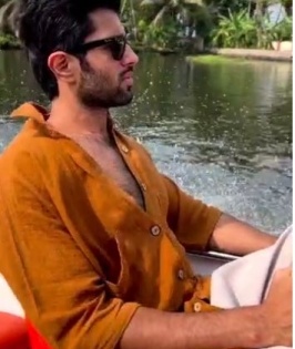Vijay Deverakonda opts for boat ride to work in Kerala | Vijay Deverakonda opts for boat ride to work in Kerala