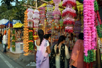 Covid casts shadow on Diwali shopping in Hyderabad | Covid casts shadow on Diwali shopping in Hyderabad Covid casts shadow on Diwali shopping in Hyderabad | Covid casts shadow on Diwali shopping in Hyderabad
