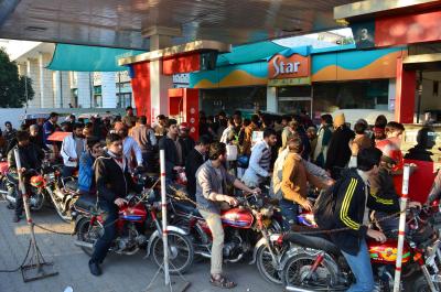 Long queues at petrol pumps across Pakistan | Long queues at petrol pumps across Pakistan