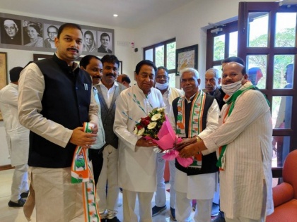 'Godse supporter' ex-Hindu Mahasabha leader joins Congress in Madhya Pradesh | 'Godse supporter' ex-Hindu Mahasabha leader joins Congress in Madhya Pradesh