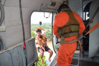 IAF rescues people stranded in flood in Bengal | IAF rescues people stranded in flood in Bengal