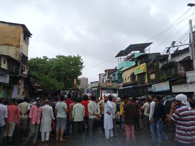 4 killed, 10 injured in Mumbai house collapse | 4 killed, 10 injured in Mumbai house collapse