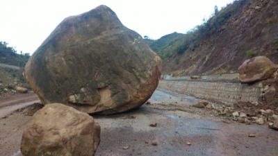 Shooting stones block Jammu-Srinagar National Highway | Shooting stones block Jammu-Srinagar National Highway
