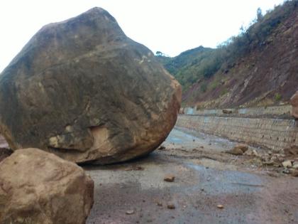 Landslide blocks Jammu-Srinagar National Highway, closed for traffic | Landslide blocks Jammu-Srinagar National Highway, closed for traffic