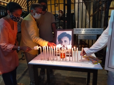 Mumbai media's candlelight vigil for slain lensman Danish Siddiqui | Mumbai media's candlelight vigil for slain lensman Danish Siddiqui