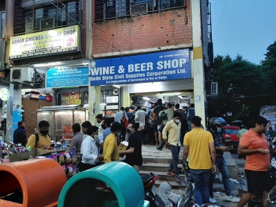 Liquor crisis: Delhi tipplers throng govt shops as pvt outlets down shutters | Liquor crisis: Delhi tipplers throng govt shops as pvt outlets down shutters