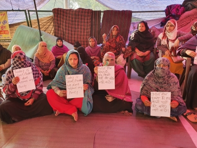 Anti-CAA protesters gather outside Jaffrabad metro station | Anti-CAA protesters gather outside Jaffrabad metro station Anti-CAA protesters gather outside Jaffrabad metro station | Anti-CAA protesters gather outside Jaffrabad metro station