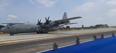 IAF aircraft carrying Rajnath, Gadkari lands at NH in Rajasthan | IAF aircraft carrying Rajnath, Gadkari lands at NH in Rajasthan