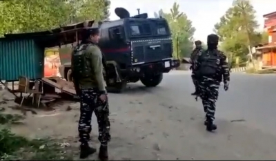 2 terrorists arrested in Kashmir, arms & ammunition recovered | 2 terrorists arrested in Kashmir, arms & ammunition recovered