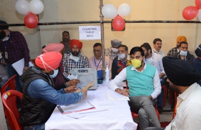 Punjab: Ex-CM Badal, son Sukhbir trailing | Punjab: Ex-CM Badal, son Sukhbir trailing Punjab: Ex-CM Badal, son Sukhbir trailing | Punjab: Ex-CM Badal, son Sukhbir trailing