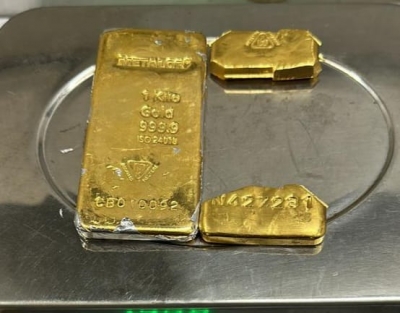 1.4 kg gold seized from aircraft at Delhi airport | 1.4 kg gold seized from aircraft at Delhi airport