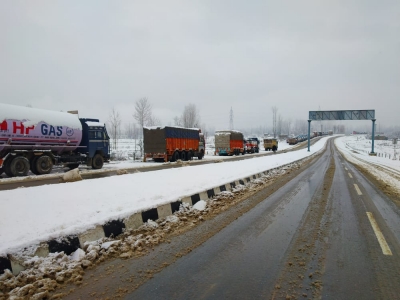 Jammu-Srinagar Highway to open for stranded vehicles on Tuesday | Jammu-Srinagar Highway to open for stranded vehicles on Tuesday