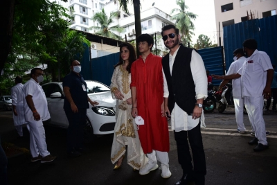 'Rhea Di Wedding': Extended family, friends show up for Juhu wedding of Anil Kapoor's daughter Rhea | 'Rhea Di Wedding': Extended family, friends show up for Juhu wedding of Anil Kapoor's daughter Rhea
