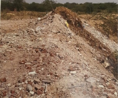 Construction waste being dumped in Aravalis illegally | Construction waste being dumped in Aravalis illegally