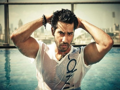 Varun Dhawan soars temperature with his latest pool picture | Varun Dhawan soars temperature with his latest pool picture