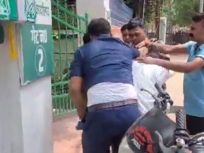 Two security guards of Bihar minister trade blows outside RJD office | Two security guards of Bihar minister trade blows outside RJD office