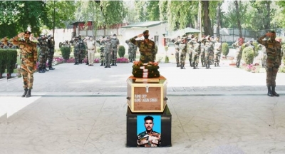 Army pays tributes to braveheart in Srinagar | Army pays tributes to braveheart in Srinagar