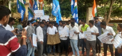 NSUI members try to lay siege to Raj Bhavan in Hyderabad | NSUI members try to lay siege to Raj Bhavan in Hyderabad