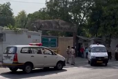 DPS Mathura recieves bomb threat on email, school evacuated | DPS Mathura recieves bomb threat on email, school evacuated DPS Mathura recieves bomb threat on email, school evacuated | DPS Mathura recieves bomb threat on email, school evacuated