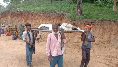 Tribal woman's body carried on cot for post-mortem in MP's Singrauli | Tribal woman's body carried on cot for post-mortem in MP's Singrauli