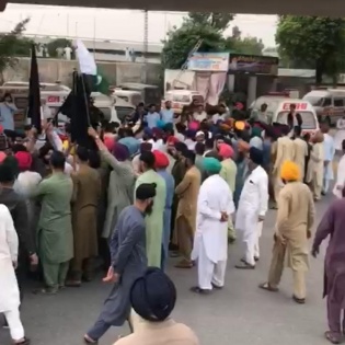 Protests in Pakistan after two Sikh shopkeepers gunned down | Protests in Pakistan after two Sikh shopkeepers gunned down