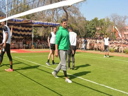 Akshay Kumar plays volleyball match with ITBP jawans | Akshay Kumar plays volleyball match with ITBP jawans