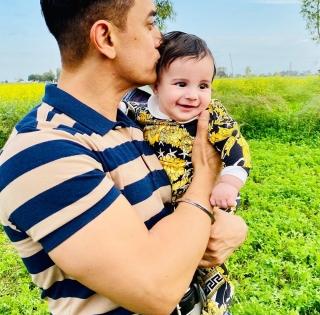 Aamir cuddles Gippy Grewal's son, pic goes viral | Aamir cuddles Gippy Grewal's son, pic goes viral Aamir cuddles Gippy Grewal's son, pic goes viral | Aamir cuddles Gippy Grewal's son, pic goes viral