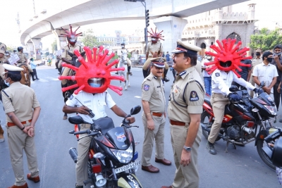 Kind gestures by police personnel in Telugu states lauded | Kind gestures by police personnel in Telugu states lauded