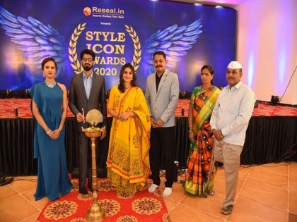 Style Icon Awards - 2020 Nashik: Marathi Actress Surabhi Hande & Managing Director Sudhir Kumar felicitates winners at Reseal | Style Icon Awards - 2020 Nashik: Marathi Actress Surabhi Hande & Managing Director Sudhir Kumar felicitates winners at Reseal