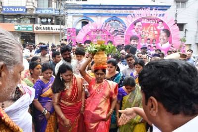 Lashkar Bonalu begins amid gaiety in Secunderabad | Lashkar Bonalu begins amid gaiety in Secunderabad