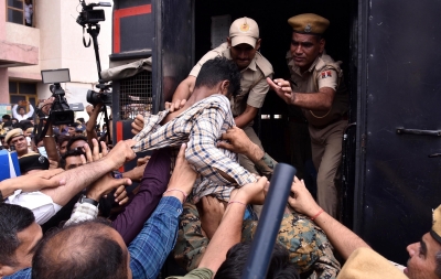 Angry mob attack Udaipur murder accused outside court; hurls slippers, bottles | Angry mob attack Udaipur murder accused outside court; hurls slippers, bottles