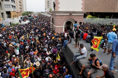 Sri Lankan Police fire tear gas to prevent protestors from entering PM's office | Sri Lankan Police fire tear gas to prevent protestors from entering PM's office