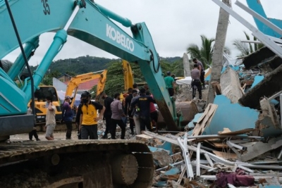 42 dead, 15,000 displaced in massive Indonesia quake | 42 dead, 15,000 displaced in massive Indonesia quake