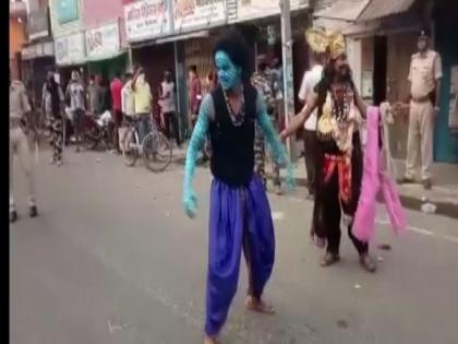 Bihar: 'Yamraj' walks the streets of Munger to raise awareness about COVID-19 | Bihar: 'Yamraj' walks the streets of Munger to raise awareness about COVID-19 Bihar: 'Yamraj' walks the streets of Munger to raise awareness about COVID-19 | Bihar: 'Yamraj' walks the streets of Munger to raise awareness about COVID-19