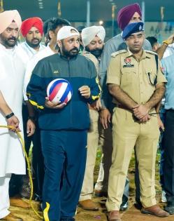 Punjab CM tests his hand at volleyball again, showcases skills | Punjab CM tests his hand at volleyball again, showcases skills