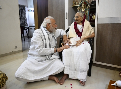 PM Modi pens emotional blog as his mother turns 100 | PM Modi pens emotional blog as his mother turns 100