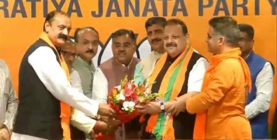 Ex-NC leaders Devender Rana, Surjit Salathia join BJP | Ex-NC leaders Devender Rana, Surjit Salathia join BJP