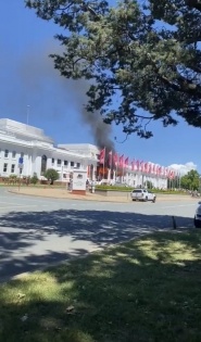 Protesters set fire to Australia's Old Parliament House | Protesters set fire to Australia's Old Parliament House