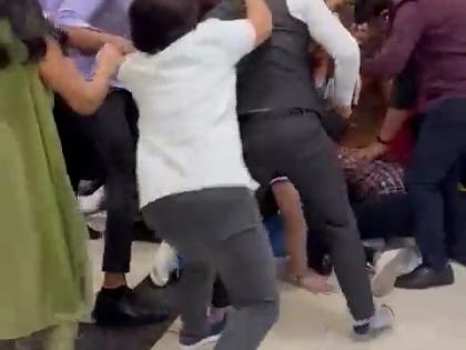 Scuffle at Spectrum Mall in Noida over service charges | Scuffle at Spectrum Mall in Noida over service charges