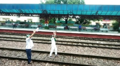 Agitating farmers stop trains at Modinagar railway station in UP | Agitating farmers stop trains at Modinagar railway station in UP