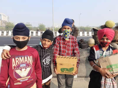 4 Sikh teens offer water, eatables to protesters, cops at Ghazipur | 4 Sikh teens offer water, eatables to protesters, cops at Ghazipur