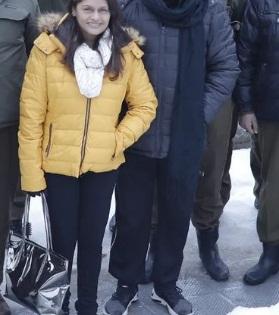 Vivek Agnihotri, Pallavi Joshi soak in Kashmir's beauty, indulge in shikara ride | Vivek Agnihotri, Pallavi Joshi soak in Kashmir's beauty, indulge in shikara ride Vivek Agnihotri, Pallavi Joshi soak in Kashmir's beauty, indulge in shikara ride | Vivek Agnihotri, Pallavi Joshi soak in Kashmir's beauty, indulge in shikara ride