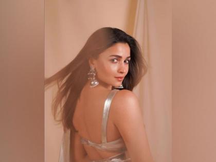 Alia Bhatt looks dazzling in metallic silver saree for ITA Awards | Alia Bhatt looks dazzling in metallic silver saree for ITA Awards Alia Bhatt looks dazzling in metallic silver saree for ITA Awards | Alia Bhatt looks dazzling in metallic silver saree for ITA Awards