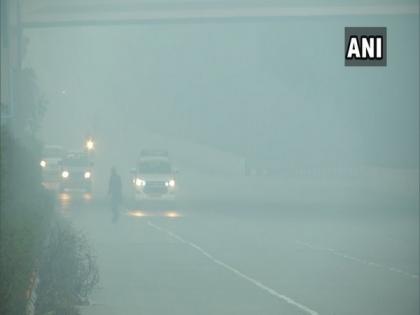 Dense fog shrouds Delhi, trains delayed | Dense fog shrouds Delhi, trains delayed