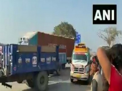 Chakka jam: Protesting farmers make way for ambulance at Palwal-Agra highway | Chakka jam: Protesting farmers make way for ambulance at Palwal-Agra highway