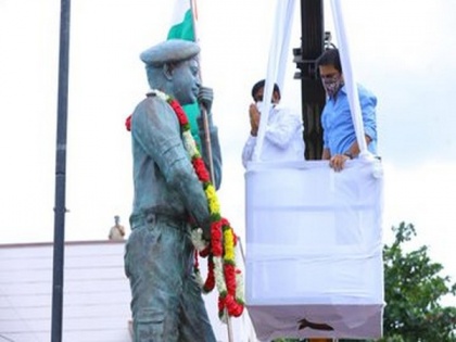 Statue of Colonel Santosh Babu, who was killed in Galwan clash, unveiled in Suryapet | Statue of Colonel Santosh Babu, who was killed in Galwan clash, unveiled in Suryapet