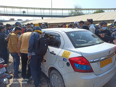Burqa-clad woman attacks cab driver in Gurugram | Burqa-clad woman attacks cab driver in Gurugram