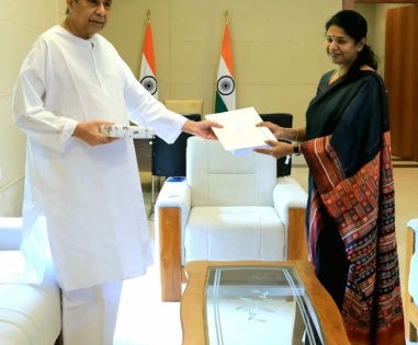 Kanimozhi meets Odisha CM, hands over Stalin's letter on NEET | Kanimozhi meets Odisha CM, hands over Stalin's letter on NEET