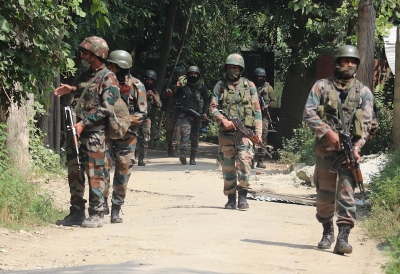 Gunfight breaks out between terrorists, security forces in Srinagar | Gunfight breaks out between terrorists, security forces in Srinagar
